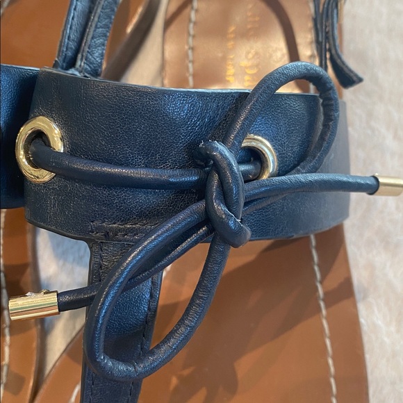 Kate Spade navy leather t-strap sandals with leather bows with gold tip Sz 8 - Picture 4 of 10